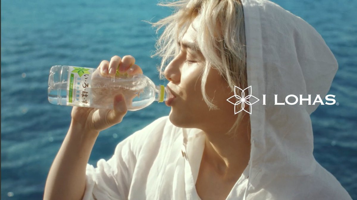 このペットボトルの持ち方が藤井風だわ😅 (あれ？口つけて飲むのね