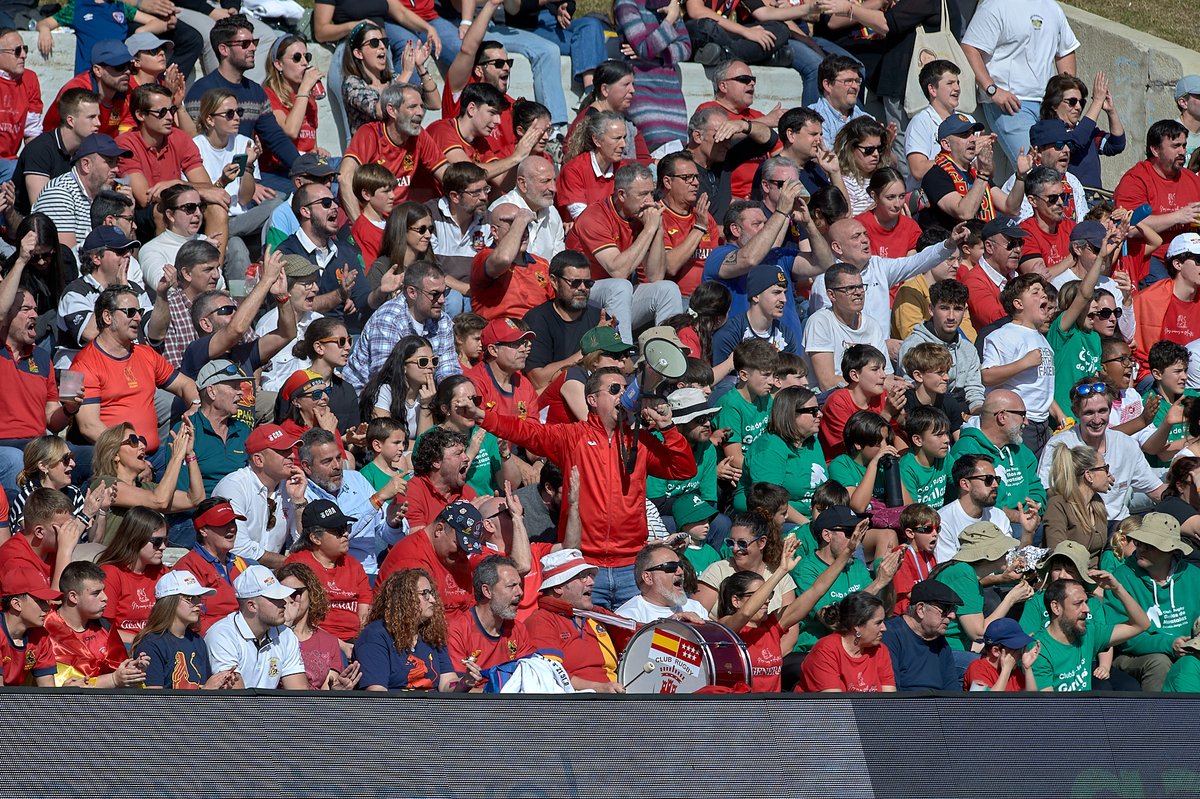 PhotoScrum's tweet image. Aunque hay que variar el repertorio , @furun15 no deja de dar color a la grada ...y luego en al rueda de prensa.