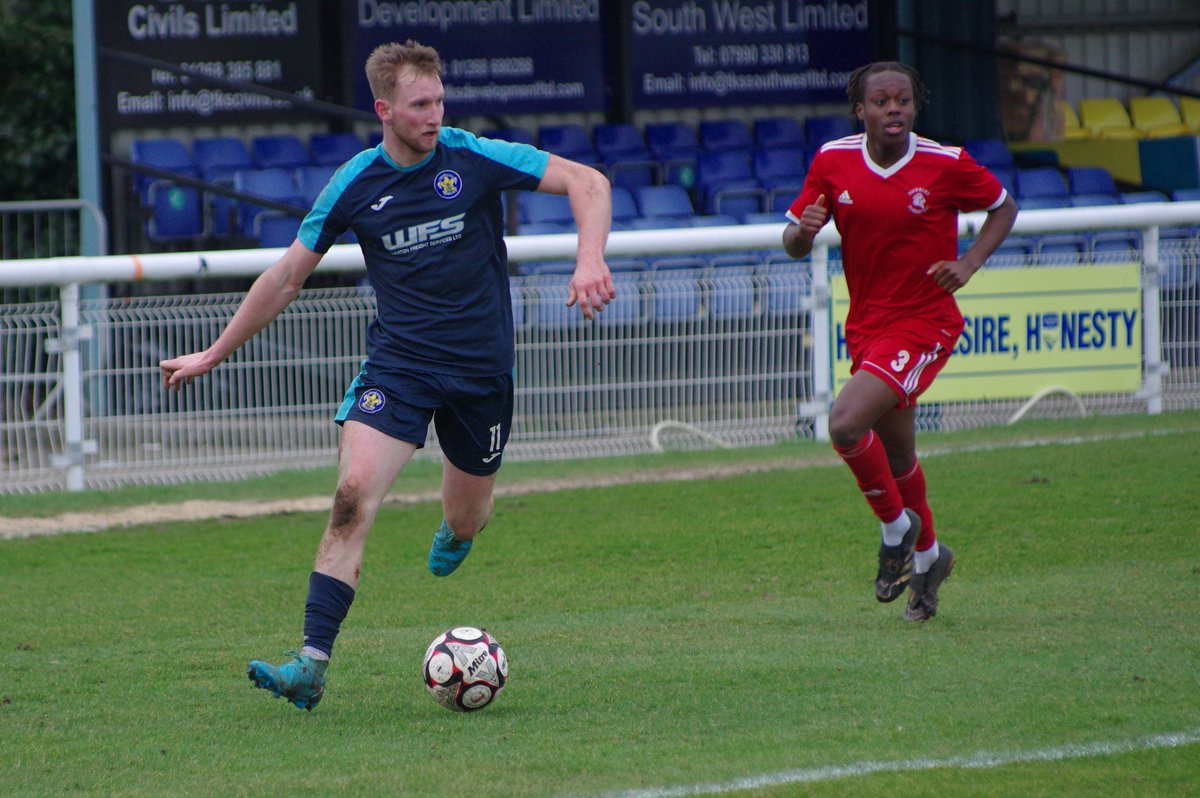 RayleighFootie's tweet image. Some photos📸 as Rayleigh Town get back to winning ways with a good 4-0 home win against Newbury Forest and move back into the playoff positions🫡
@RayleighTownFC1 @NonLeagueCrowd @NonLeagueUK_