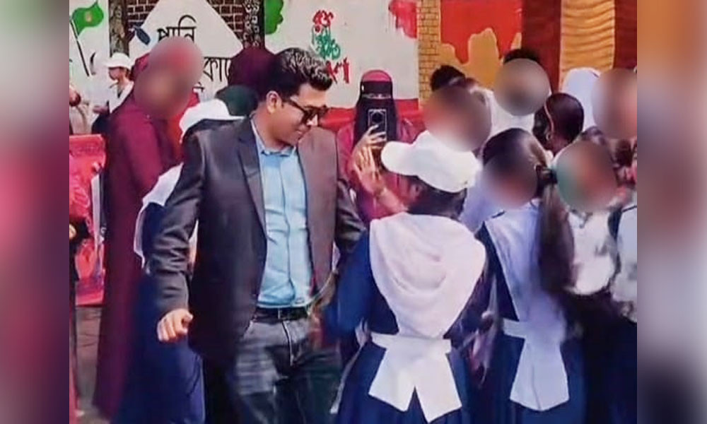 ছাত্রীদের সঙ্গে শিক্ষকের নাচের ভিডিও ভাইরাল