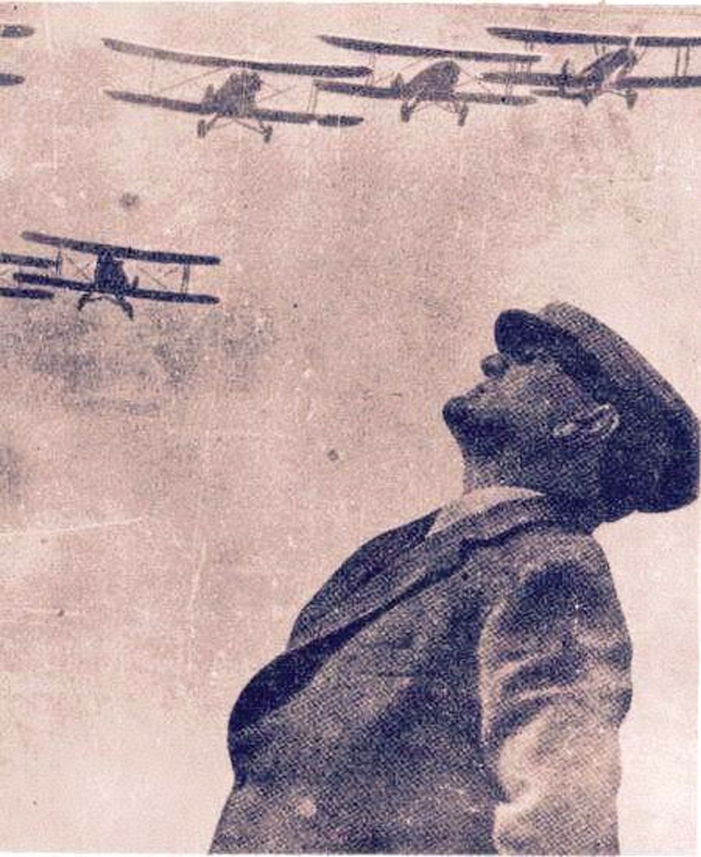 SMEYDAN's tweet photo. THK ve UÇAK FABRİKALARI 

M. Kemal Atatürk’ün emriyle Türkiye’de milli havacılık sanayisi kurmak, askeri, sivil, sportif, turistik havacılığın gelişmesini sağlamak, havacı personel yetiştirmek amacıyla 16 Şubat 1925’te -dünyadaki ilk sivil havacılık kuruluşlarından biri- Türk Hava Kurumu (THK) kuruldu.

THK, önce uçak seferberliği ile çok sayıda uçak satın aldı.

THK, kuruluş amacı ve Atatürk’ün isteği doğrultusunda uçak fabrikaları kurdu.

1. TOMTAŞ Kayseri Uçak Fabrikası (1926-1950): Bu fabrika 1926-1942 arasında 7 ayrı modelde 212 uçak üretti.(*)

2. Eskişehir Uçak Tamir Fabrikası (1932): THK’nın elindeki uçakların tamiri burada yapıldı.

3. THK Ankara Etimesgut Uçak Fabrikası (1942-1952): Bu fabrika 1942-1952 arasında 126 adet Türk tasarım uçak üretti.

4. THK Ankara Gazi Uçak Motoru Fabrikası (1945-1953): Bu fabrikada 1948-1949’da Yüksek Mühendis Şükrü Er ve ekibince ilk yerli Türk motoru yapıldı.

THK Ankara Etimesgut Uçak Fabrikasında üretilen bir uçak 1951'de Danimarka'ya satıldı.

------------
(*) (Bu, THK fabrikası değil, Türk-Alman ortak işletmesi olarak kuruldu.)

Ayrıntı için bkz.👇

Yok Edilen Bir Cumhuriyet Kurumu THK :https://t.co/deM58myXIA

Danimarka'ya Satılan Türk Uçağı:https://t.co/joynVMFibS

Uçak Fabrikalarımız ve THK 13 Uçan Kanat Projesi: https://t.co/T4otxsYu9H
