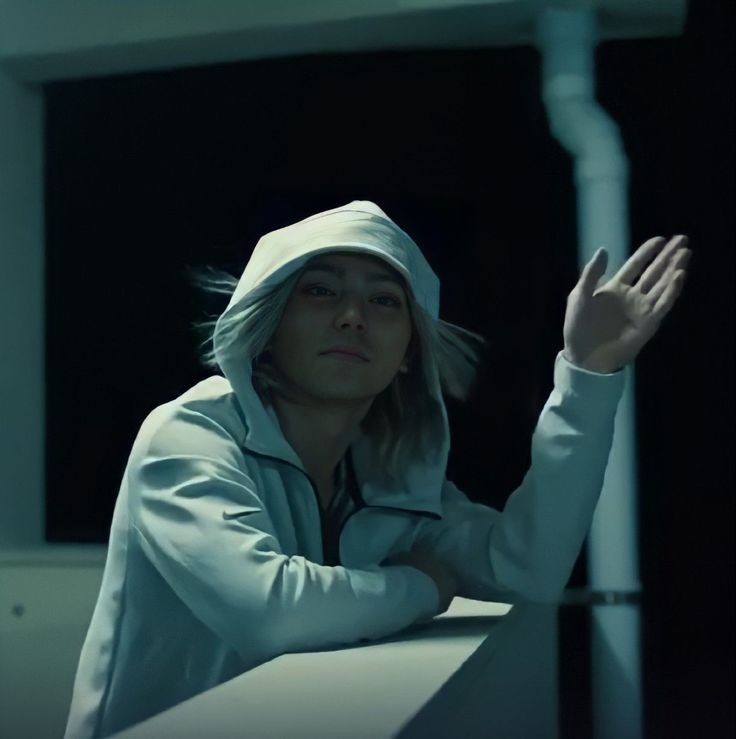 wositaaa's tweet photo. sometimes it's just u and your oversized jacket against the world https://t.co/v9zx8jF6sr