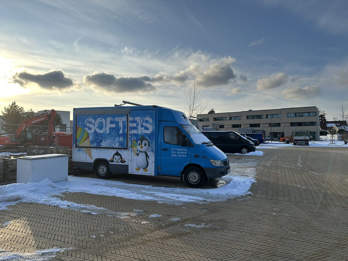 JoachimHesse's tweet photo. Zu vermieten: #Softeis. Nur im Winter bitte mit dem gelben Eis aufpassen, das schmeckt komisch. https://t.co/59AFuVkD7Y