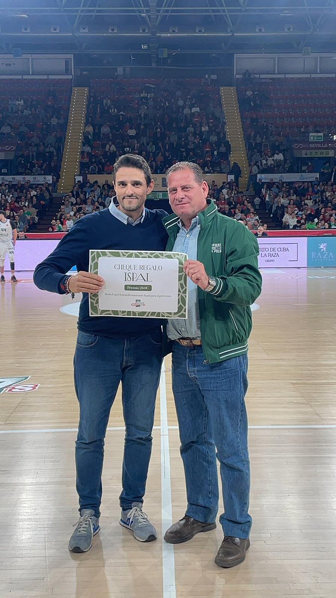 caja87basket's tweet photo. 🏀 Meterla del centro del campo, ¡Tiene premio!

Aquí tenemos a nuestro tirador del público, que se lleva una cena de lujo de la mano de @ISPALsevilla.

¡Enhorabuena!

#ILoveCaja87 #SegundaFEB @IMDSevilla https://t.co/qHnyoYW0KK