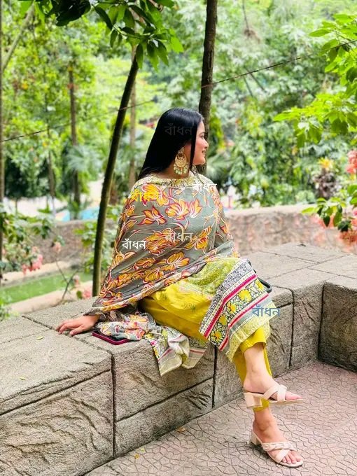 সবুজে ঘেরা চারপাশ 
পাখিদের কিচিরমিচির 
করে নীড়ে ফেরার এই
গোধূলি বেলায় বসে বসে
দেখছি আমি তা মধুর মায়া 
কি চমৎকার বাঁধন💞

আমার সকল বন্ধুদের কে
   🦋🦋সন্ধ্যার শুভেচ্ছা🦋🦋
🍃🍃🌱🌱🌱🍀🌱🌱🌱🍃🍃