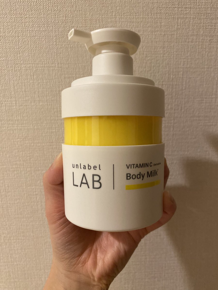 m61072's tweet photo. 💛アンレーベル V クリーミーモイスト ボディミルク💛

美容液ボディミルク✨
ポンプ式だから使いやすい。
シトラスベアーの香りでさっぱりしていて、オールシーズン使いたくなりました♡
手を汚さずに出せて、肌馴染みもよくベタつかない💛🫧

#アンレーベルラボ
#Vクリーミーモイスト
#ボディケア https://t.co/H0gusW5MlW