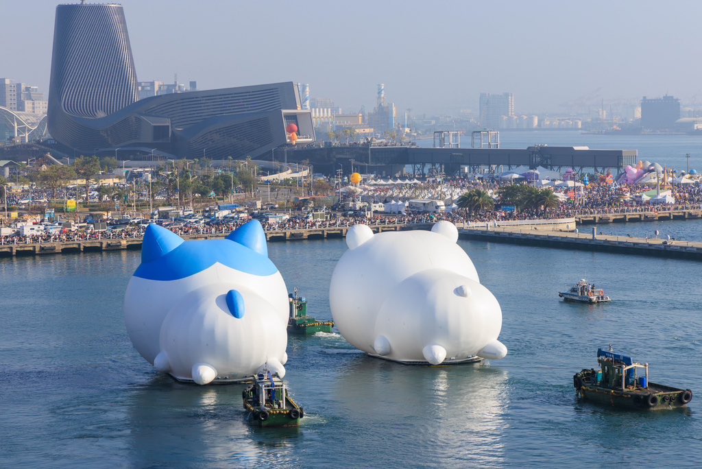storm_mg249's tweet photo. 【🇹🇼 台湾の海を守る最新鋭の艦隊だそうです】

🚢✨ ちいかわが高雄をクルーズ！ ちいかわとハチワレが船で珊瑚礁群を巡り、17号埠頭でうさぎと合流！

🐳🌊沿岸には多くの人々が集まり、見送りました。

📍出典：高雄市政府
#ちいかわ #高雄 #台湾旅行 #ちいかわクルーズ #ハチワレ #うさぎ #風傳媒 https://t.co/0TnPKxrVbI