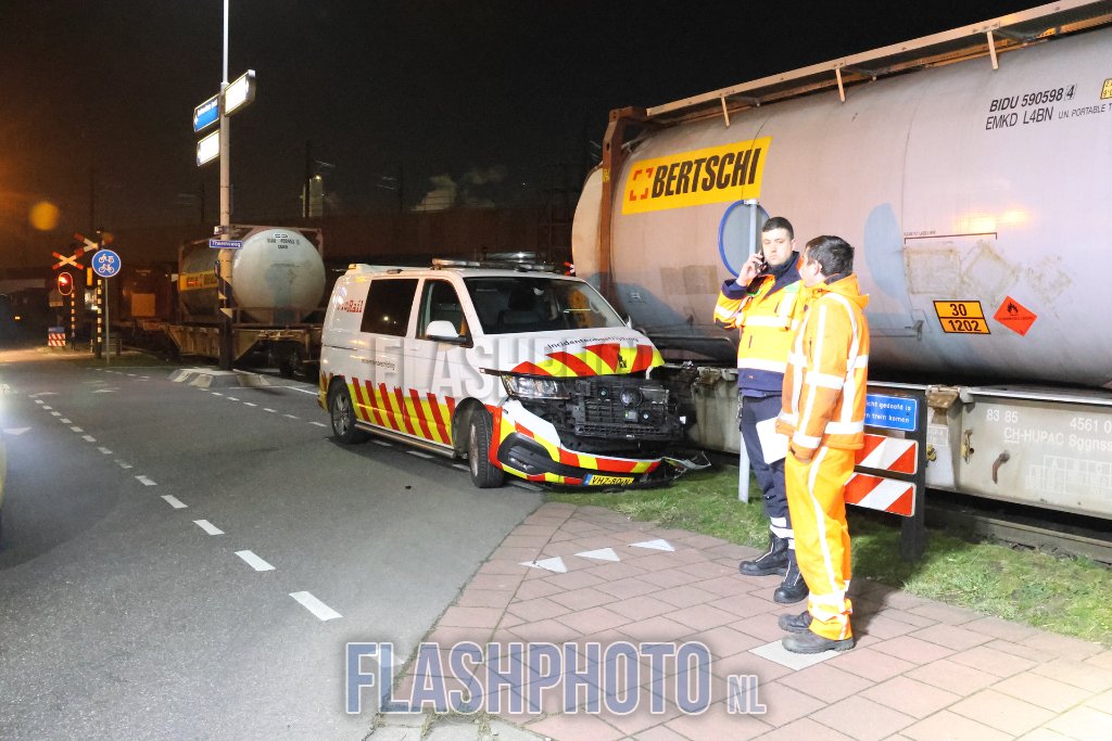 In beeld: Busje Incidentenbestrijding ProRail botst met goederentrein (met foto's van <a href="/flashphotoNL/">Flashphoto NL</a> ) 

=> mp-produktie.nl/2025-02-16_Bus…

#ProRail #Incidentenbestrijding #Goederentreinen #Treinennieuws #OVnieuws #Treinleven