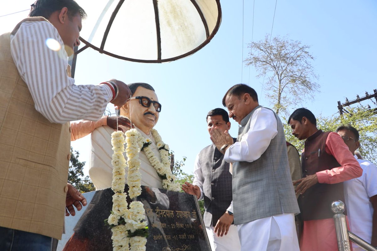 udaypratapmp's tweet photo. आज जिला मुख्यालय नरसिंहपुर में पं. दीनदयाल उपाध्याय जी एवं डॉ.श्यामा प्रसाद मुखर्जी जी को माल्यार्पण कर केंद्रीय बजट 2025 को लेकर आयोजित प्रेस वार्ता को संबोधित किया एवं बजट में किये गये जनकल्याणकारी.., https://t.co/F1XzOTx9rS