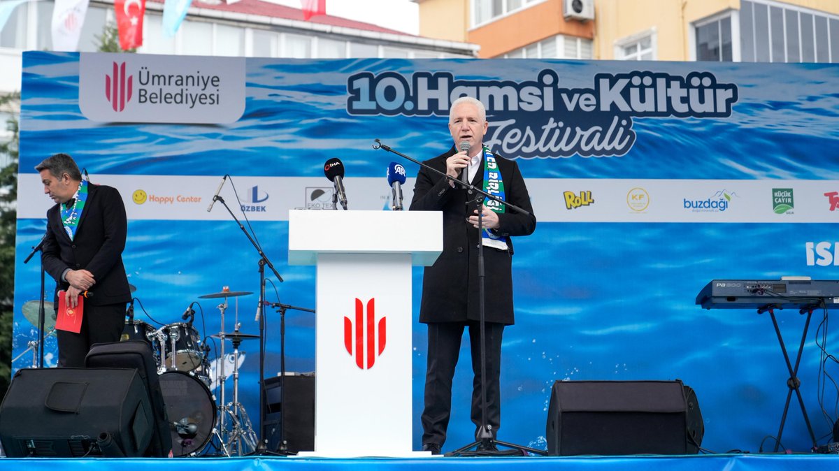 TC_istanbul's tweet photo. Valimiz Davut Gül, #Ümraniye Belediyesi ve Ümraniye Rizeliler Derneği tarafından düzenlenen 10. Hamsi ve Kültür Festivali'ne katıldı 🐟🌊

Vali Gül festival alanını gezerek vatandaşlarımıza balık ikramında bulundu.

@gul_davut

📍Santral Meydan https://t.co/jBDt2reo4N