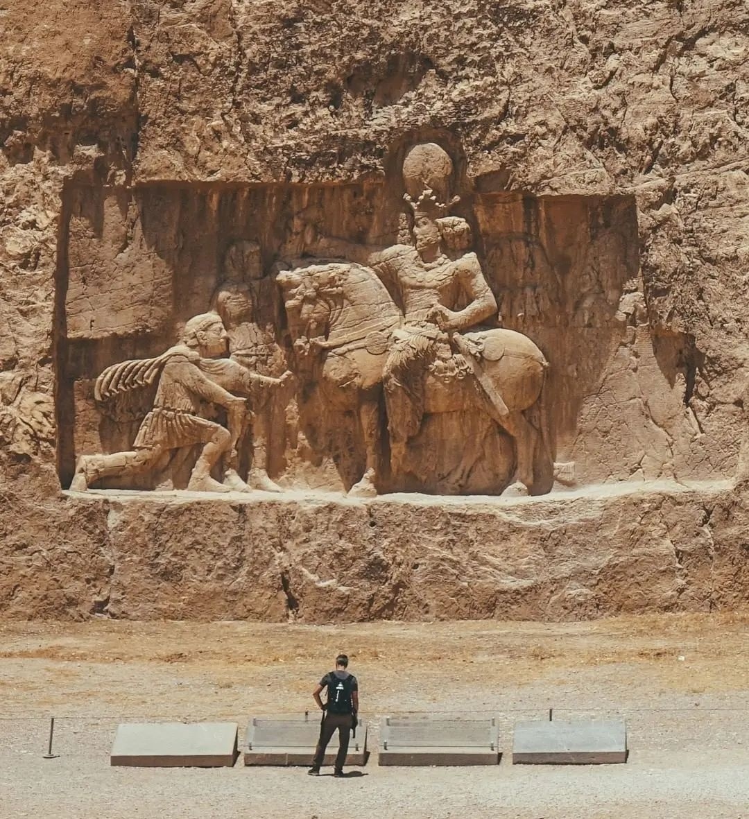 امپراطور روم که خداوند میلیون ها نفر محسوب میشد در مقابل عظمت تمدن ایران زانو زد
شما چپول های تخم استالین دیگه سگ کی باشید ؟
#KingRezaPahlavi