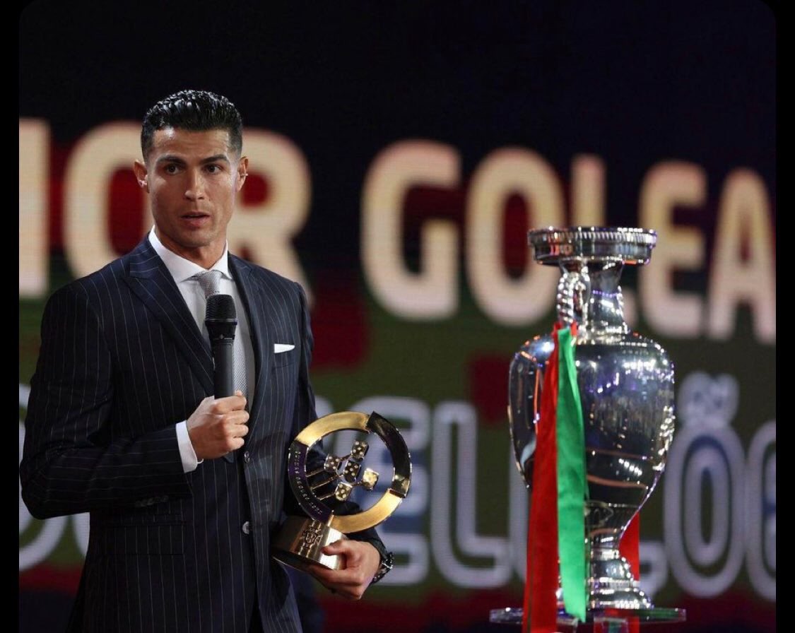 ActuCR7_'s tweet photo. 🚨👀 Cristiano Ronaldo :

“Remporter un titre avec le Portugal est bien plus DIFFICILE qu’avec le Brésil, l’Argentine, la France ou l’Allemagne.”

Tellement vrai. https://t.co/KHMyhB5MGt