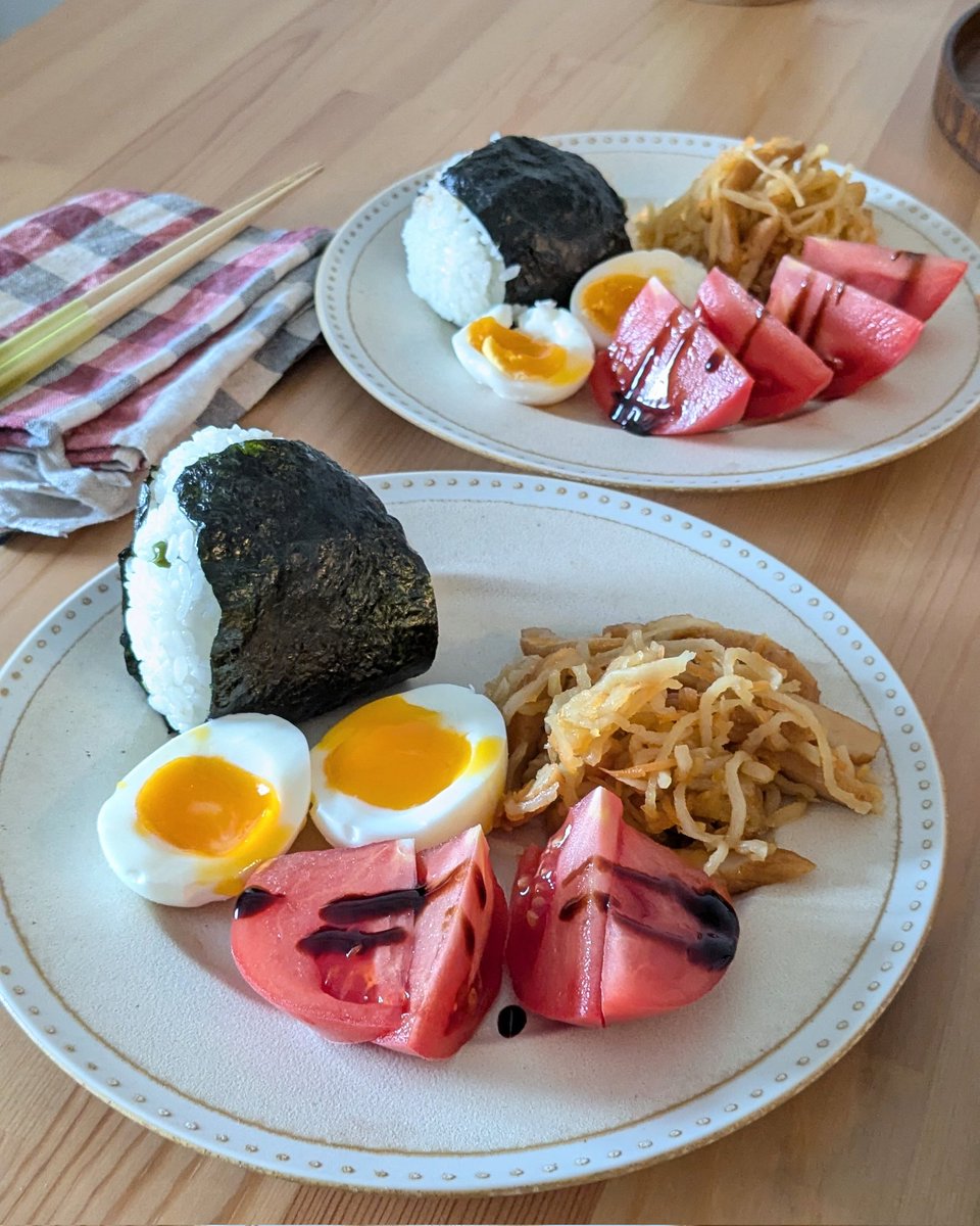 jd_mgmg's tweet photo. 無性にツナマヨが食べたくなってお昼はおにぎり🍙トマトにバルサミコ酢、ゆで卵、切り干し大根、全部シンプルなのにちゃんと美味しい顔をしている…🤤 https://t.co/kITLMvRQF2