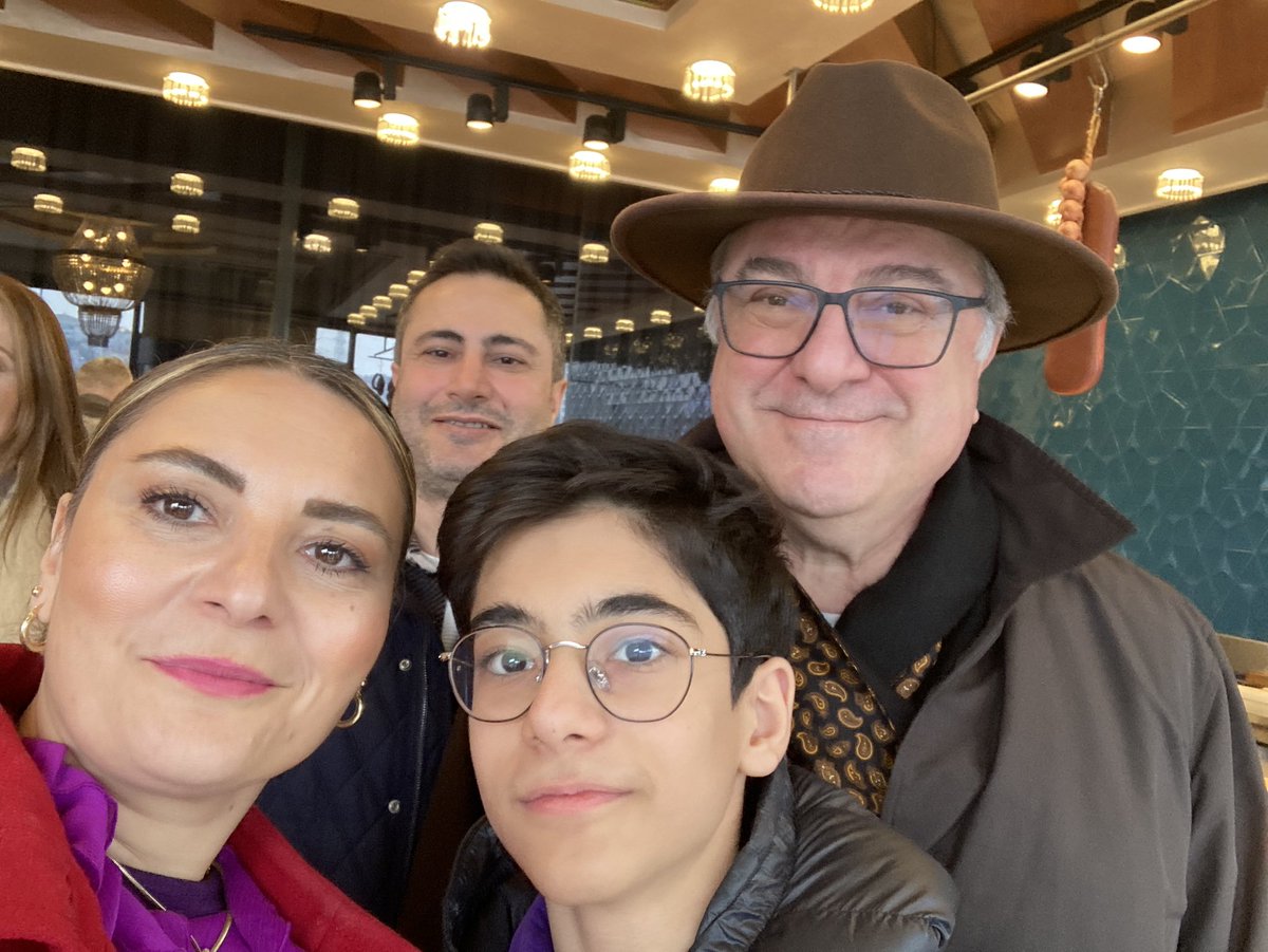 Bir akademisyenin başına gelebilecek en güzel şey, harika bir doktora hocasına sahip olabilmek. Benim de başıma gelen en güzel şey, kendisinin öğrencisi olabilmekti. Hocamla bu sefer İstanbul’da buluştuk. Hoşgelmiş, sefalar getirmiş🙏🙏♥️♥️♥️♥️🧿🧿🧿🍀🍀🍀🍀