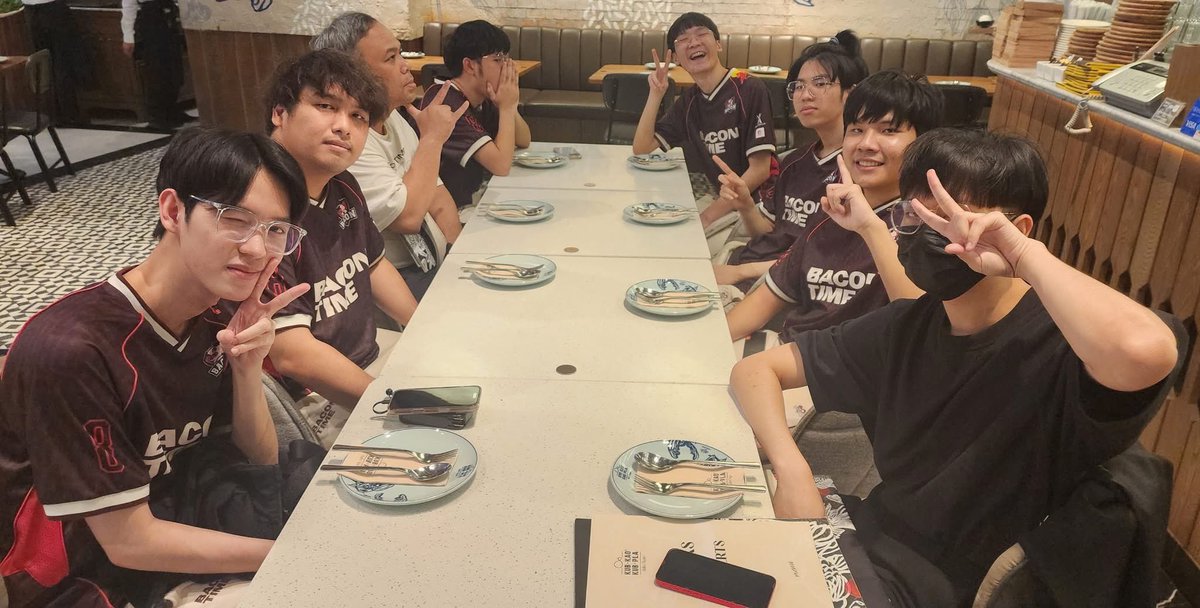 bacontimes's tweet photo. จบแมตช์แรกก็กินข้าวนอกแคมป์สักหน่อย 🍲

ฉลองชัยชนะสั่ง Jersey สกรีนเสื้อชื่อนักแข่งได้น๊าาาาา >> https://t.co/2mj99v0pr1

#ทีมBaconTime #RPL2025Summer https://t.co/uVGD1THBAH
