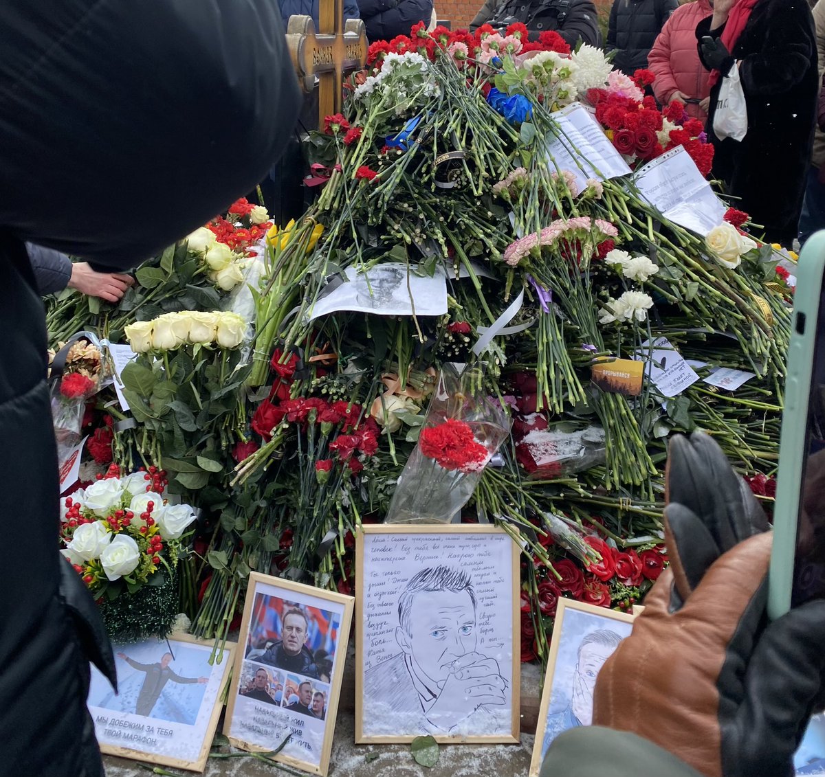 выглянувшее солнце, очередь из людей, растянувшаяся на полкилометра, огромное облако из цветов, бесконечные слова благодарности, игрушки, записки и большие письма, — это всё ему.
❤️