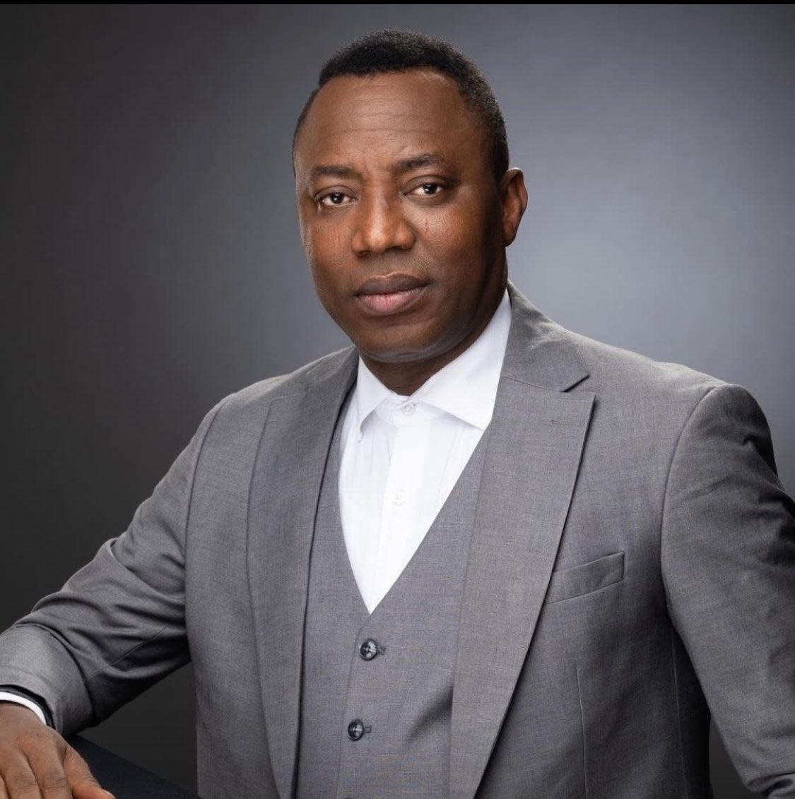 REVOLUTIONARY GABRIEL ADELAJA (@further_pulse) on Twitter photo Happy birthday Leader <a href="/YeleSowore/">Omoyele Sowore</a>
Wishing you more revolutionary years head
Solidarity Forever ✊🏾🚩 Happy birthday Leader <a href="/YeleSowore/">Omoyele Sowore</a>
Wishing you more revolutionary years head
Solidarity Forever ✊🏾🚩