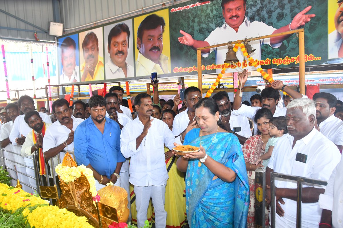 PremallathaDmdk's tweet photo. புரட்சிக் கலைஞர் பத்மபூஷன் கேப்டன் விஜயகாந்த் அவர்கள்,
வாழ்ந்தார் வாழ்ந்தார்
மக்களுக்காகவே வாழ்ந்து
கொண்டிருப்பார்!
#CaptainAalayam #Captaintemple #captainvijayakanth https://t.co/Q9JtRTfMTj