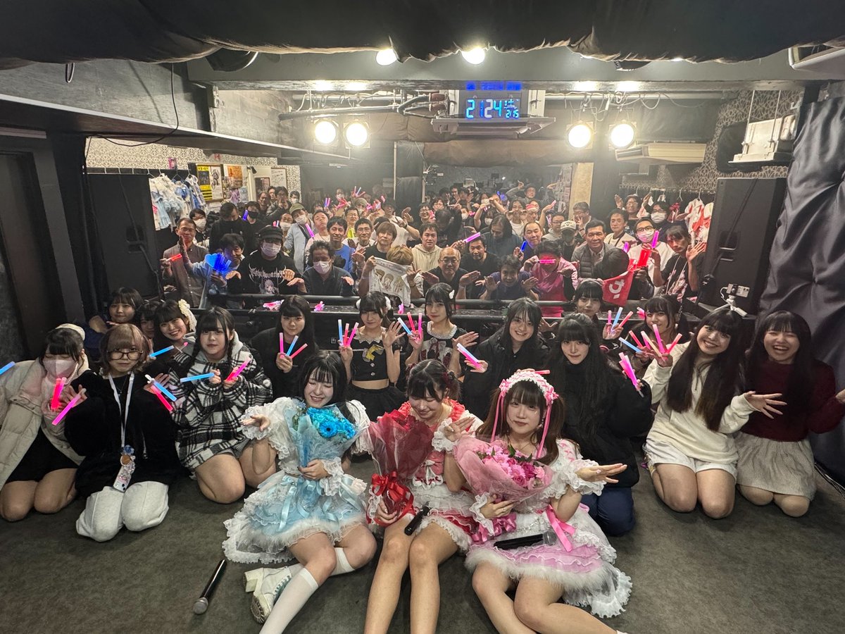 最後の瞬間を多くの方々に囲んで頂き幸せでした🥰
2025年2月15日をもって解散いたしますが、皆様の記憶の中に少しでも留めていただければ幸いです。
1205日の活動の中で少しでも僕のアルカンジュを好きになっていただいた全ての方に感謝申し上げます！
本当にありがとうございました！
また会う日まで