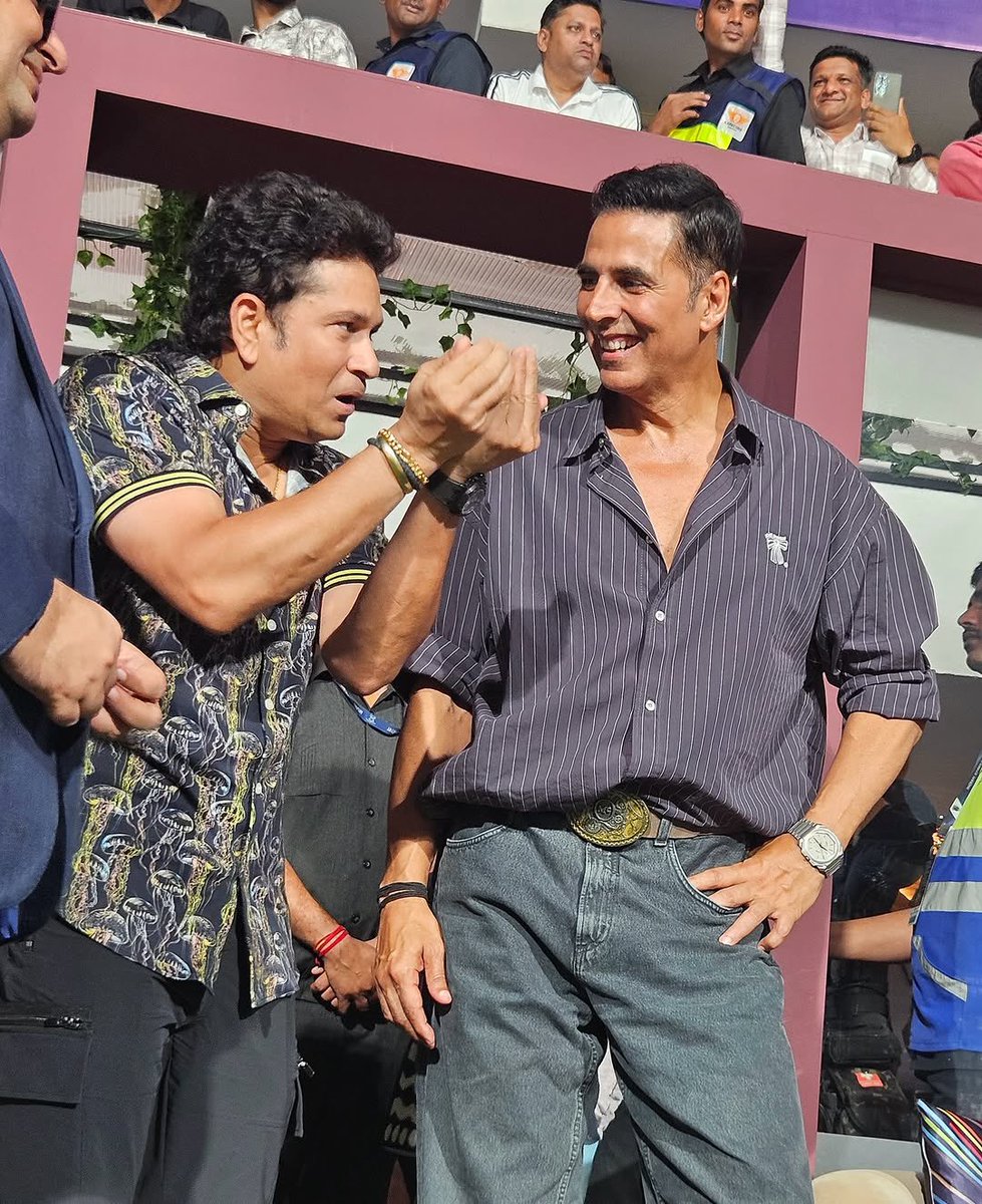 its_aksquad's tweet photo. Khiladi at ISPL!🔥 Akshay Kumar sir congratulates Sachin Tendulkar, Amitabh Bachchan & the entire Majhi Mumbai team on their big win.🥳
#akkians #akshaykumarforever #akshaykumarofficials #akshaykumarfans #akshaykumarfc #akshaykumarfc https://t.co/pT3ZTcw9XY