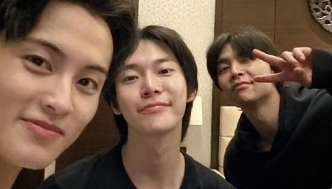 Ieemarkees's tweet photo. mark with doyoung and johnny! https://t.co/CYgA0fbkq5