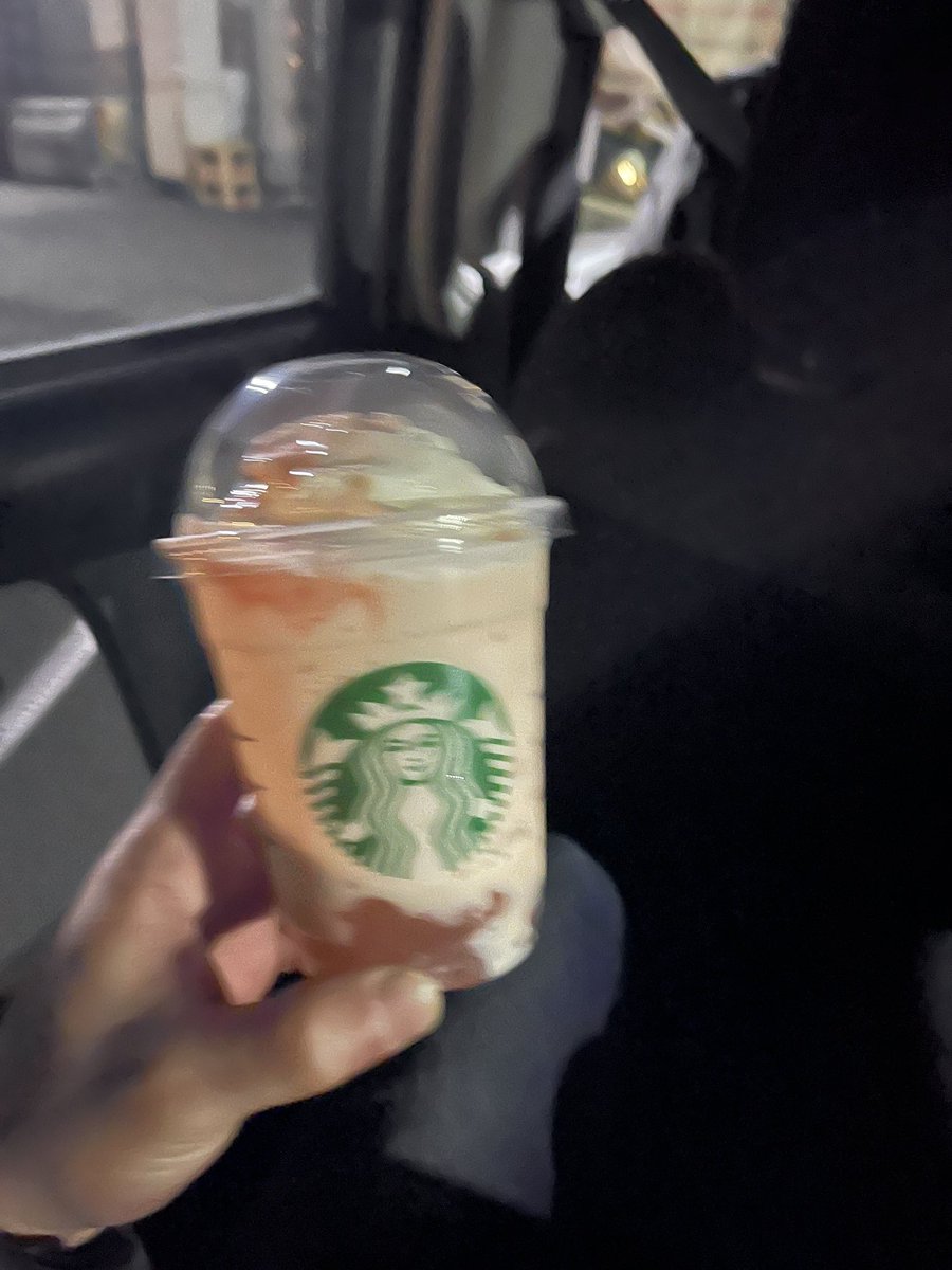 今日は友達の奥さんの出産入院直前お見送りを兼ねて、スタバの新作を目当てに仕事終わってお出かけ
田ぶしでつけ麺食って、白桃桜わらび餅なるものを実食
桜！桃はどこ？って感じ
最後のクリームは何故か冷凍のバナナ味でしたww