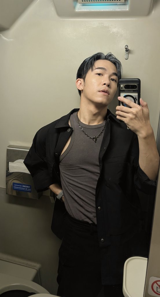 在高鐵上拍這種照片
應該是不及格吧（？）

但臉跟頭髮上都有妝
所以衣服就不脫啦😌😌