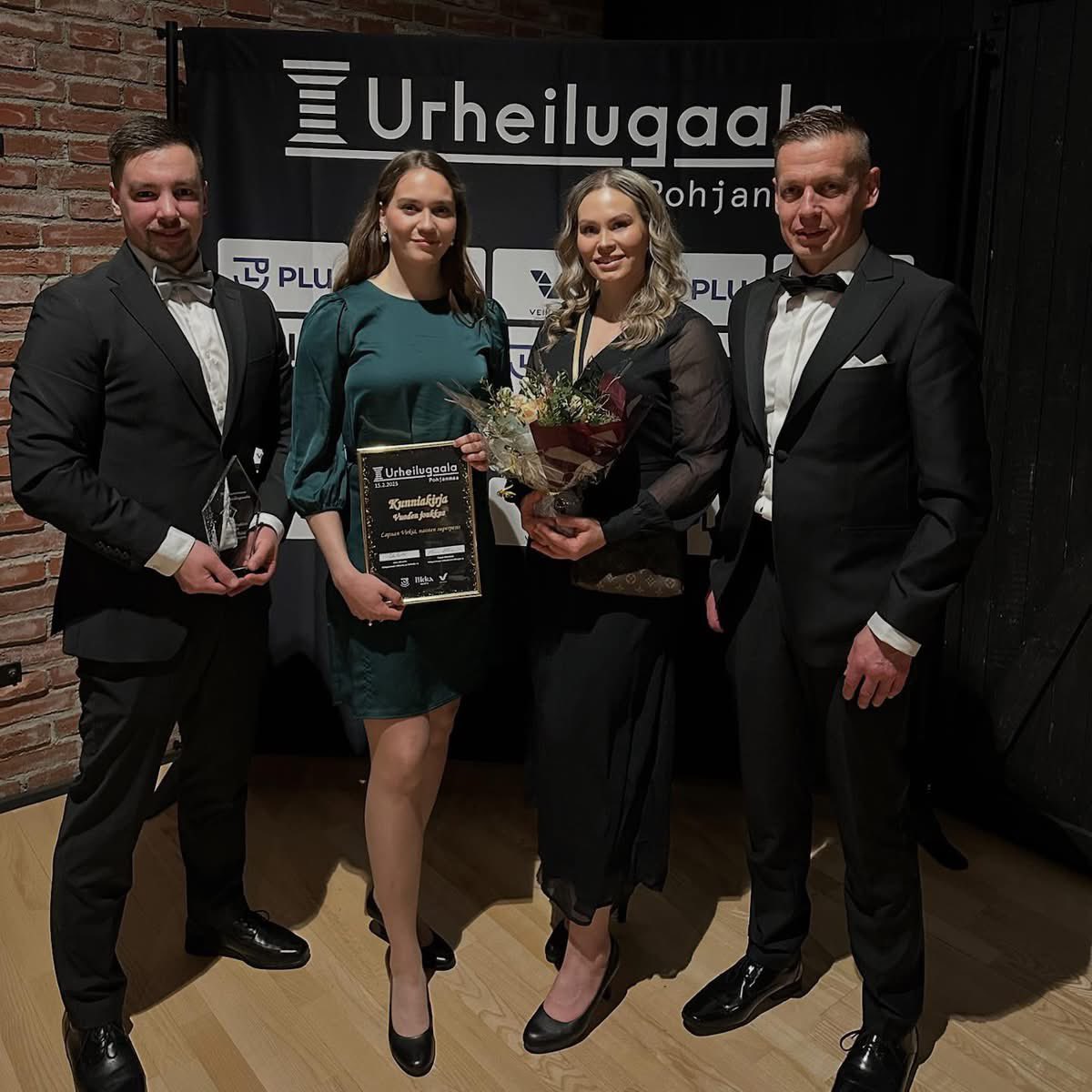 Lapuan Virkiä-Pesis (@virkiapesis) on Twitter photo VUODEN JOUKKUE 2024
Virkiän Superpesisjoukkue palkittiin eilisessä Pohjanmaan Urheilugaalassa vuoden joukkueena. Palkintoa olivat vastaanottamassa toiminnanjohtaja Samuli Kytölä, pelaajat Emma Kiviniemi ja Janette Lepistö, sekä 2.pelinjohtaja Jari Mäkelä.
#pesis
<a href="/urheilugaala/">Urheilugaala</a> VUODEN JOUKKUE 2024
Virkiän Superpesisjoukkue palkittiin eilisessä Pohjanmaan Urheilugaalassa vuoden joukkueena. Palkintoa olivat vastaanottamassa toiminnanjohtaja Samuli Kytölä, pelaajat Emma Kiviniemi ja Janette Lepistö, sekä 2.pelinjohtaja Jari Mäkelä.
#pesis
<a href="/urheilugaala/">Urheilugaala</a>