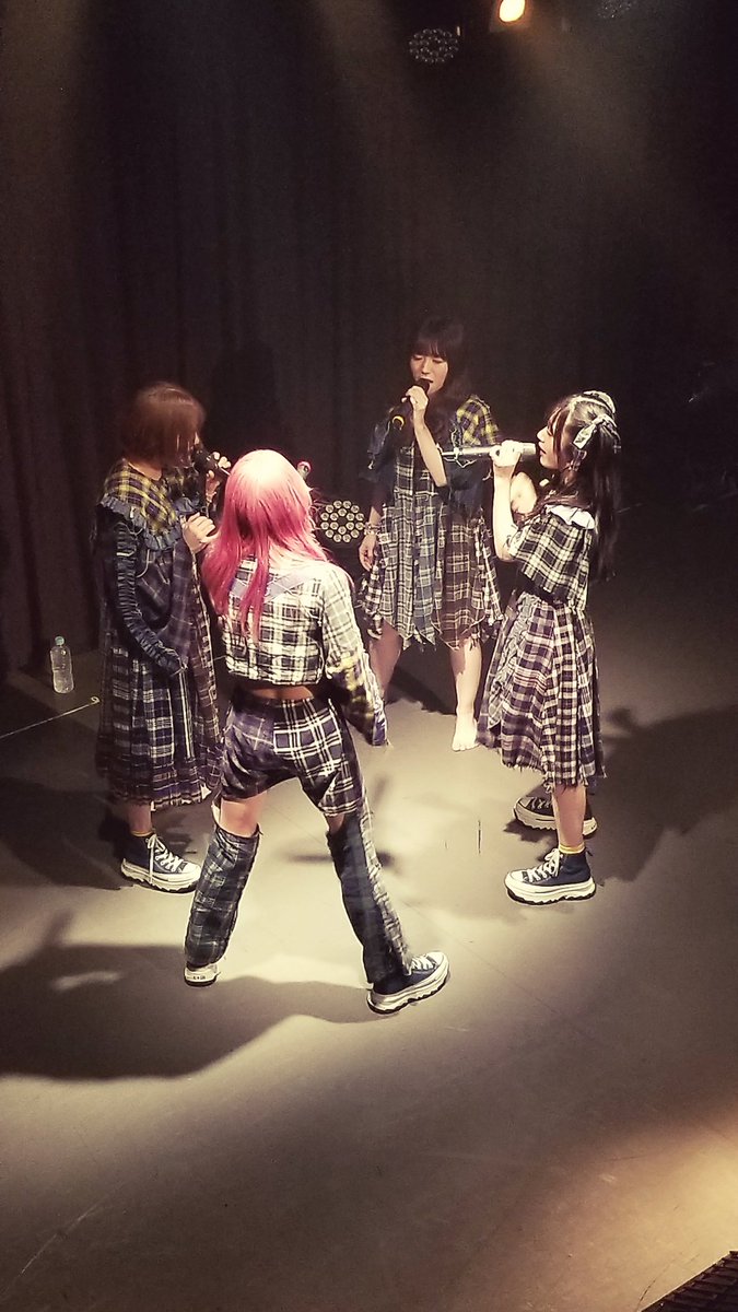 IKETOMO_DD's tweet photo. 本日のライブFOURSHOTS＋ですが、MARZさん二階からも閲覧可能なので、ずっと二階で見てました。
ステージとフロア同時に見ること出来ないので貴重なライブになりました。
写真は"青春時代"からの一枚…

#FOURSHOTS
＃BLUEGOATS https://t.co/BnPxjnHJLK