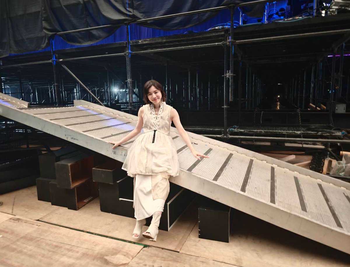 milet_music's tweet photo. ap bank fes 2025
ピースフルで優しい空間で、ずっとずっと幸せを噛み締めて歌っていました。本当に、このフェスにしかない温もりがあるなって思います。

最後に「カラ」をみんなと歌えて、心と心が音で繋がって、それが私の生きる力になっているって実感しました。
「不気味に畝る波 巨大な夜の海 灯台の灯りが 遠くを照らしている」という歌詞があ���て。不安や恐怖の中にいても、遠くの光を希望にして、ときに揺られときに煽られながらも泳いでいこうっていう、勇気の言葉に感じるんです。この歌の一番好きなところ。

舞台袖で「to U」を聴きながらたくさん涙が出て、生きてて良かったって思いました。
東京ドームではじめて歌った。大きいけど、みんなが近くに感じられた。
最高の時間でした。ありがとうございました。

@apbankfes 
#apbankfes