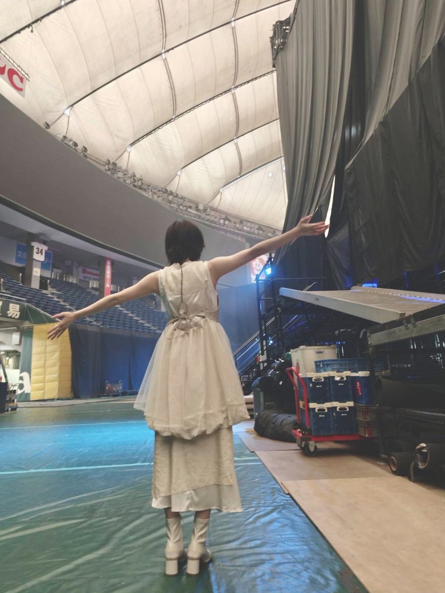 milet_music's tweet photo. ap bank fes 2025
ピースフルで優しい空間で、ずっとずっと幸せを噛み締めて歌っていました。本当に、このフェスにしかない温もりがあるなって思います。

最後に「カラ」をみんなと歌えて、心と心が音で繋がって、それが私の生きる力になっているって実感しました。
「不気味に畝る波 巨大な夜の海 灯台の灯りが 遠くを照らしている」という歌詞があ���て。不安や恐怖の中にいても、遠くの光を希望にして、ときに揺られときに煽られながらも泳いでいこうっていう、勇気の言葉に感じるんです。この歌の一番好きなところ。

舞台袖で「to U」を聴きながらたくさん涙が出て、生きてて良かったって思いました。
東京ドームではじめて歌った。大きいけど、みんなが近くに感じられた。
最高の時間でした。ありがとうございました。

@apbankfes 
#apbankfes