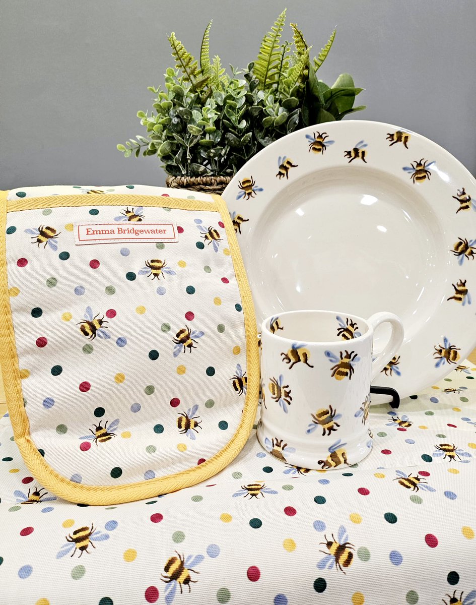 Wishing you all a 'bee'rìlliant Sunday! We are open 💛 Emma Bridgewater is available in Eastbourne and Bexhill. Alternatively, you can order online for click and collect or delivery at maybugs.co.uk 💛
Eastbourne 10-4
Hailsham 10-2 
Bexhill 11-3 
#emmabridgewater