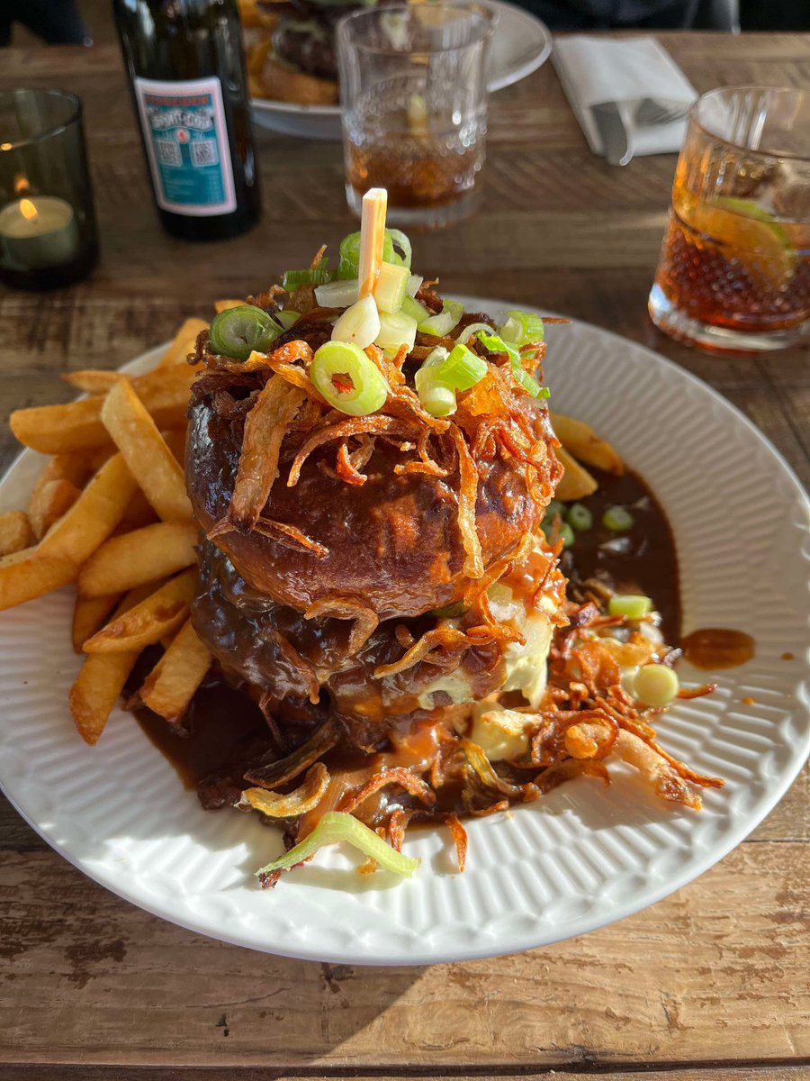 Fans fra #superaab er normalt fåmælte på dette medie. En aflysning en time før kampstart får folk til tasterne. Også os der varmede op til kampen på stamserveringsstedet.