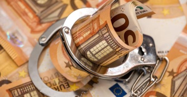 NotisJuridicas's tweet photo. 💰 Dos bancos condenados a devolver más de 20.000 euros a tres víctimas por estafas de phishing. Este tipo de fraude se basa en suplantar la identidad de individuos o empresas para obtener datos personales y acceder a cuentas bancarias.

https://t.co/7lcODFgj7W https://t.co/lOT6r4JXjm