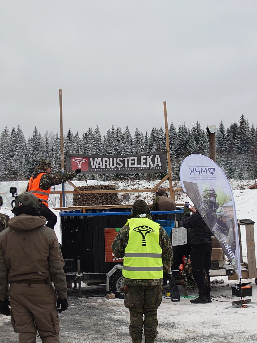 horrorpet's tweet photo. Kävin eilen seuraamassa #Varusteleka'n #FinnishBrutality kilpailua Lopella. Rapeasta säästä huolimatta radoilla näkyi runsaasti hymyileviä ampujia, jotka haastoivat itseään monipuolisilla rasteilla.

#MPK kiväärit olivat käytössä rastilla, missä ampuja ensin dippasi itsensä veteen ja aloitti sen jälkeen tulitoiminnan. Eräs osallistuja sanoi, että tykkäsi aseesta, mutta ei saanut siitä ihan kaikkea irti, kun kylmyys tuotti lisähaasteita 😅 Hyviä hommia! Mä taidan ihan tyytyväisenä jättää nämä hommat ammattilaisille - ainakin toistaiseksi 😉