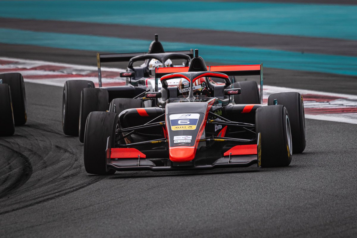 レース3は5位、ルーキー2位で終えました。
表彰台、ルーキー優勝に僅かに届かず悔しいですが、レース2に引き続き良いペースで走る事が出来、開幕前の合同練習からこのサーキットを走っている選手達と対等に戦える速さを見せる事が出来てホッとしています😮‍💨