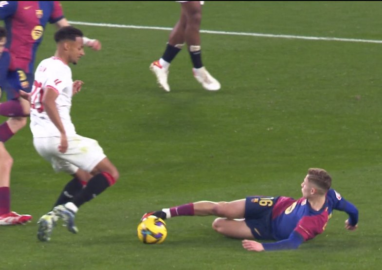 IvaanBlanco26's tweet photo. Si la Liga está realmente adulterada como dicen... ¿Cómo es posible que las 2 primeras fotos sean roja y las 2 segundas no lo sean?

Y una de las segundas no es ni siquiera amarilla!!! https://t.co/16XzOzoifr