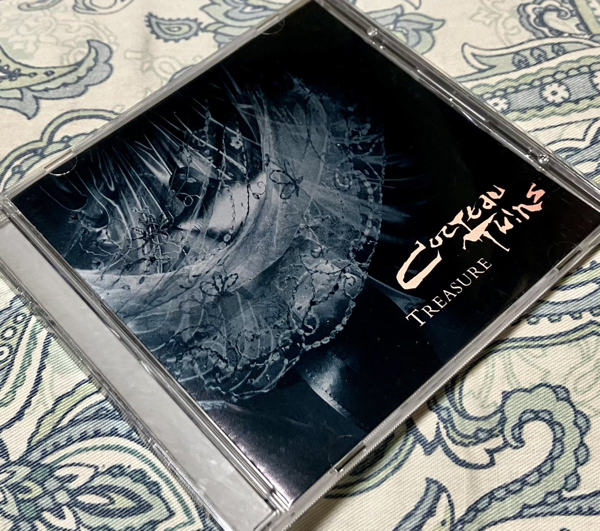 waya22ayaw's tweet photo. レココレの
AORの名曲ベスト100 
を読みながら
Cocteau Twinsの
「Treasure」を聴いてますわ https://t.co/TMvk02AOc5