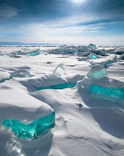 earth_tracker's tweet image. Thread of the most surreal places on Earth🧵

1. Amazing gem-like turquoise ice at Lake Baikal, Siberia.