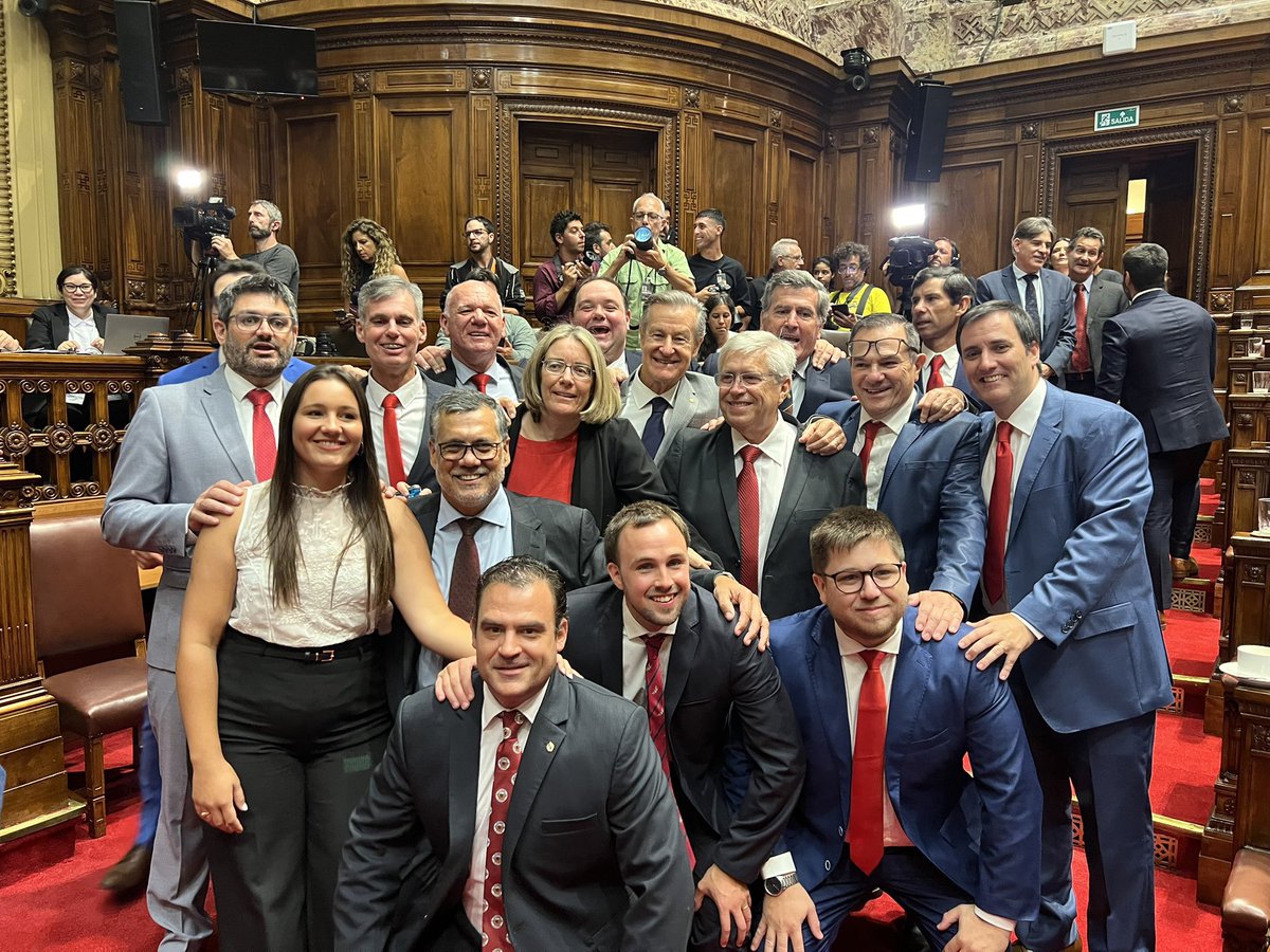 La Bancada de <a href="/_vamosuruguay/">Vamos Uruguay</a>! 8 de 15 legisladores debutantes y con ganas de comerse la cancha. 

Está bancada trabajando duro desde el primer día, ayer presentando 47 proyectos de ley. 

Arriba el equipo de la 10!