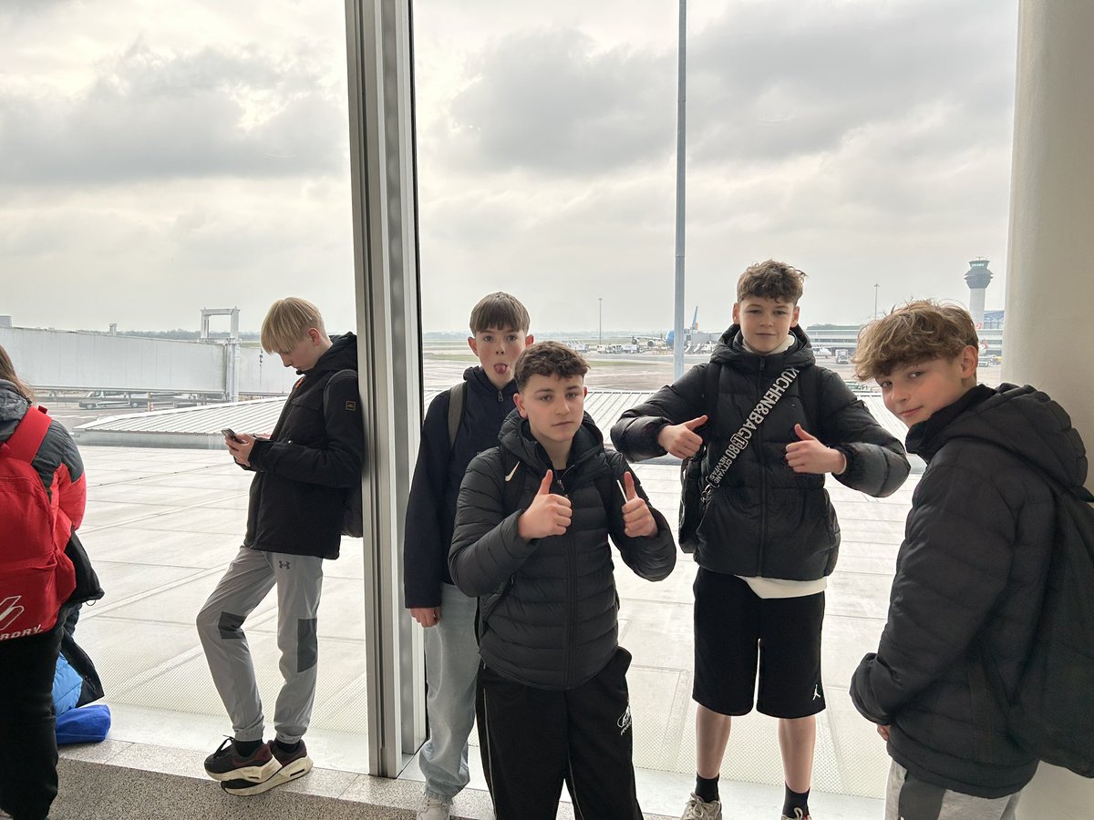 pe_TGS's tweet image. All through security and time for some food and shopping! #SoFarSoGood #SmoothCheckIn