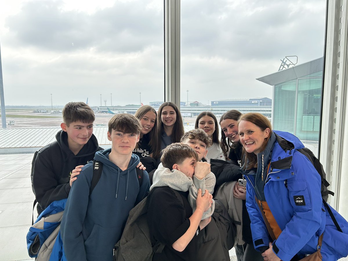 pe_TGS's tweet image. All through security and time for some food and shopping! #SoFarSoGood #SmoothCheckIn