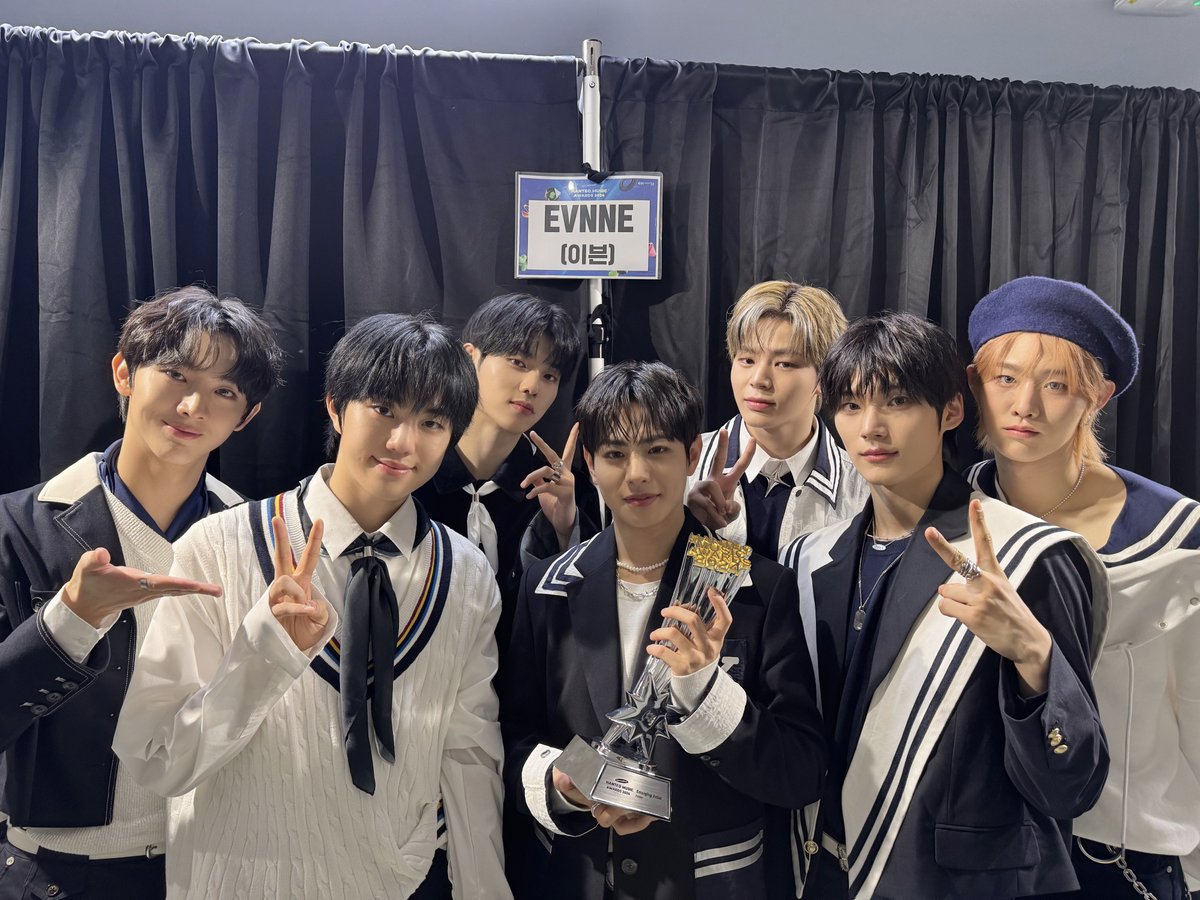 [📸]
250216
32주년 한터뮤직어워즈 2024

엔브들 💓덕분에 이븐이들이
‘Emerging Artist’를 수상했습니다 🏆
앞으로도 쭉 함께해요 🖤

#EVNNE #이븐 
#HOT_MESS
#32주년한터뮤직어워즈2024
#HANTEOMUSICAWARDS