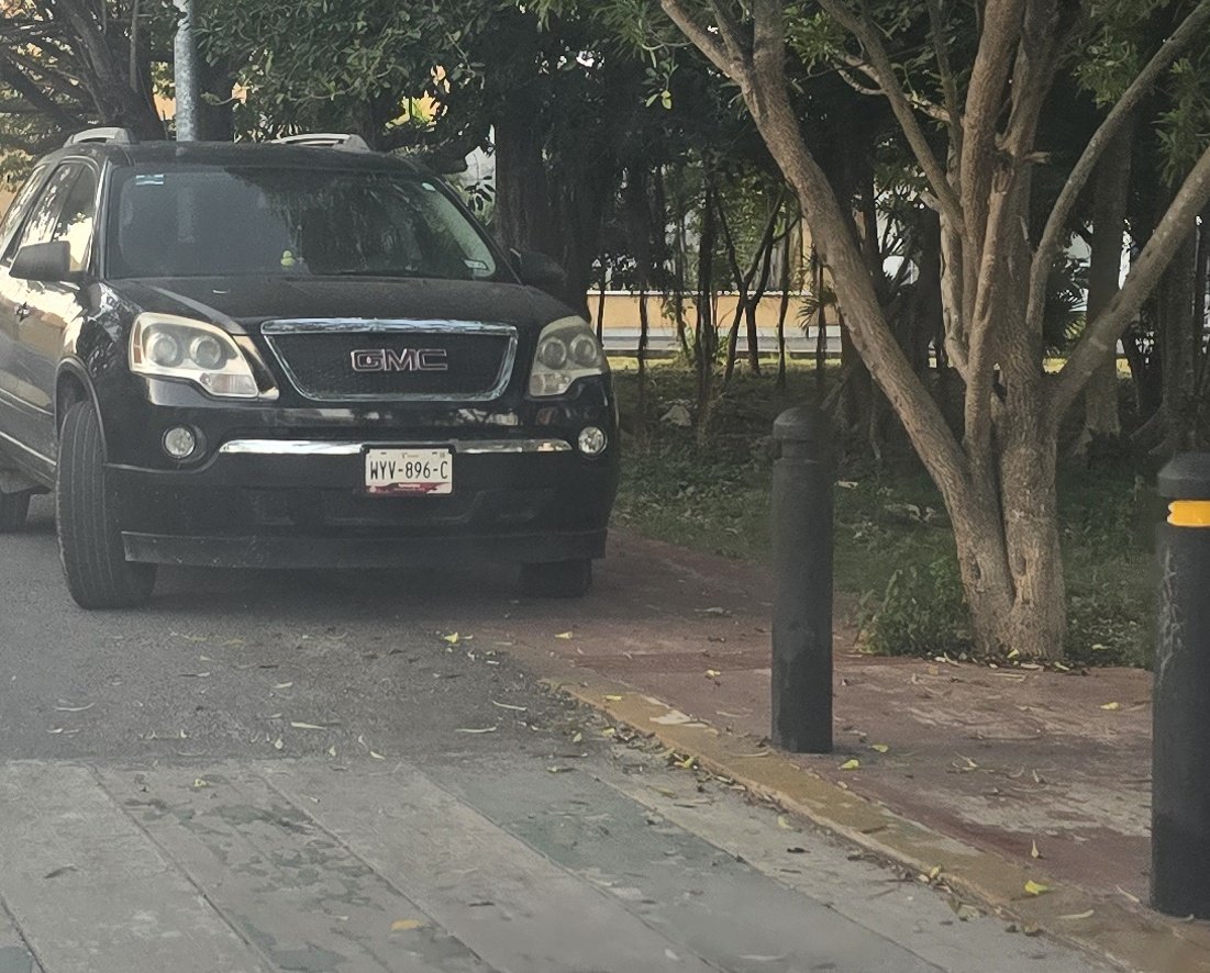 Jackskinripper's tweet photo. Ciclopista o Parque de la Equidad invadida por automovilistas a los cuales  francamente llamaré "pendejos" dejan sus autos estacionados encima de la banqueta afectando el andar de transeúntes qué se tienen que bajar a la carretera para poder pasar https://t.co/snPPlhlWO6