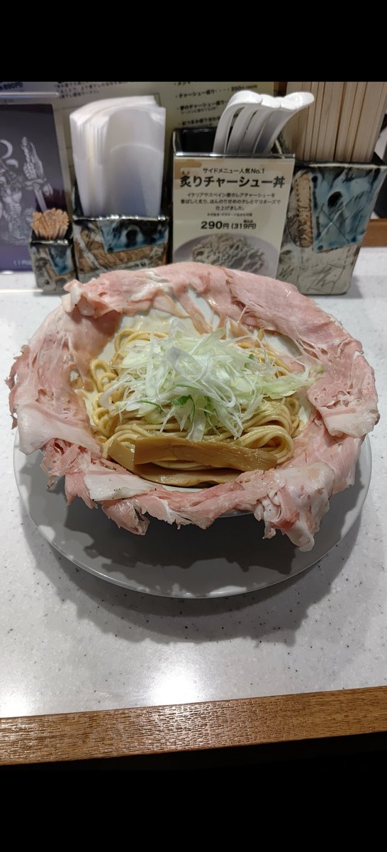 こんばんは！
本日の夕飯はチャーシューラーメンです。
小麦粉にはグルテンが含まれており手についた小麦粉をそのまま流してしまうと水に混ざり排水管にくっつきつまってしまいます。なのでキッチンペーパーで拭き取って処理しましょう。
#SDGs
#環境問題
#ラーメン
#晩御飯
#小麦粉