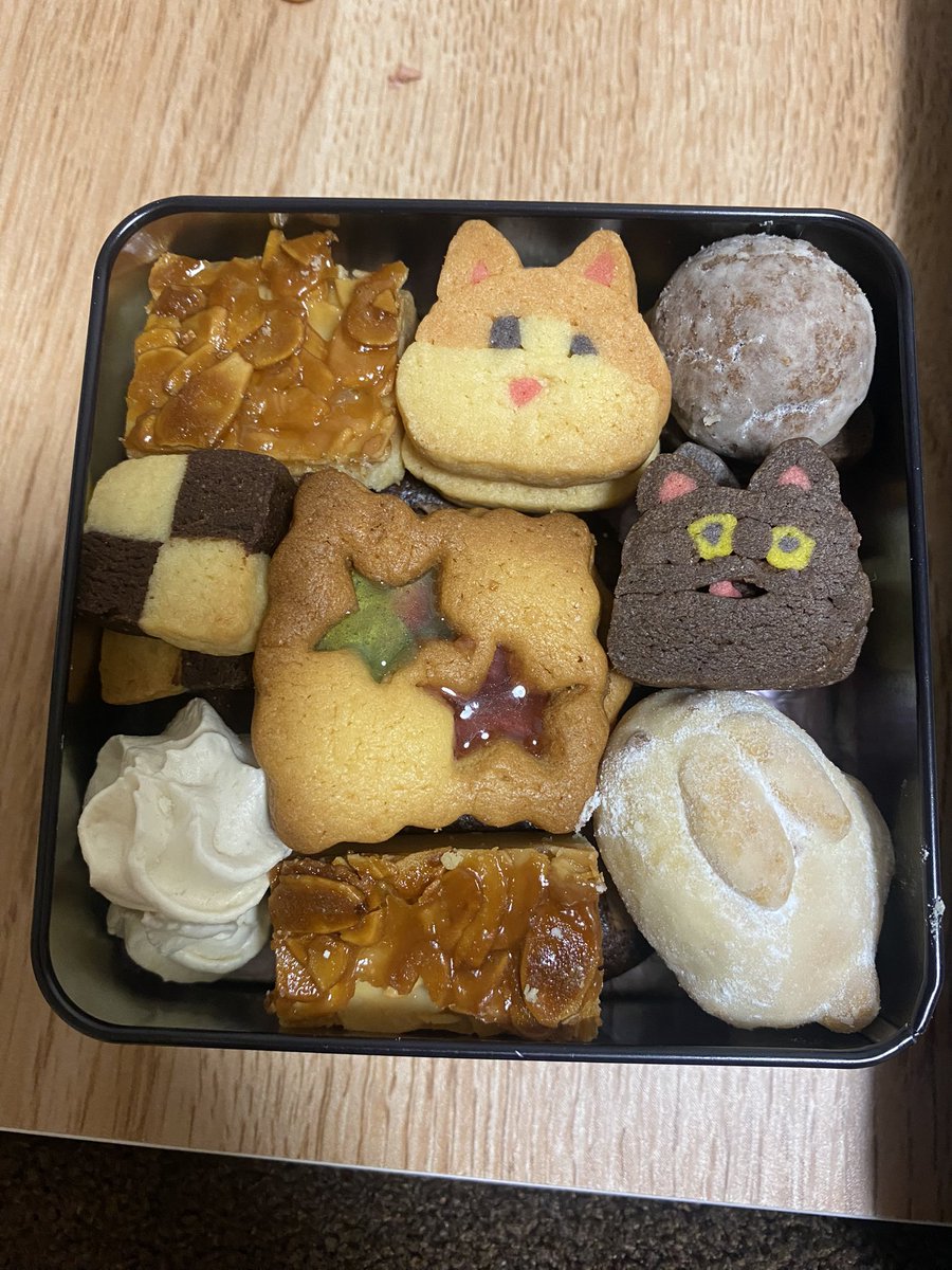 kaaaaaznya's tweet photo. 合作クッキー缶とアイシングクッキー（描いただけ） https://t.co/Wv7N66herm
