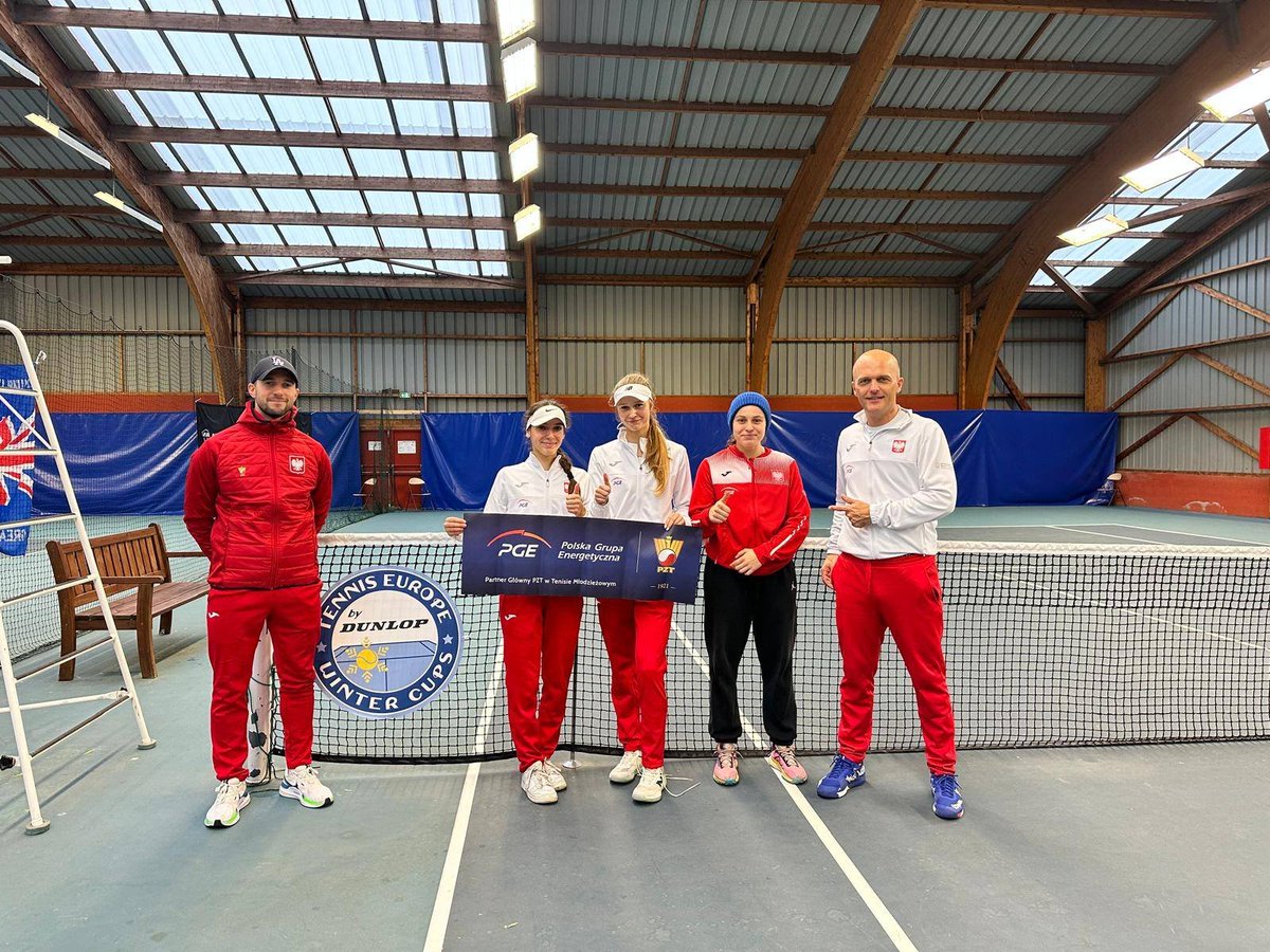 Barbara Kostecka, Oliwia Sybicka, Aleksandra Zapława, kapitan Łukasz Kuboszek i trener Krzysztof Miara wrócą z Brestu z brązowymi medalami Drużynowych Mistrzostw Europy - <a href="/TennisEurope/">Tennis Europe</a> Winter Cups. Mecz o 3. miejsce Austriaczki oddały walkowerem <a href="/SPORT_GOV_PL/">Ministerstwo Sportu i Turystyki</a> <a href="/Grupa_PGE/">PGE Polska Grupa Energetyczna</a> <a href="/TMagazyn/">Tenis Magazyn</a>