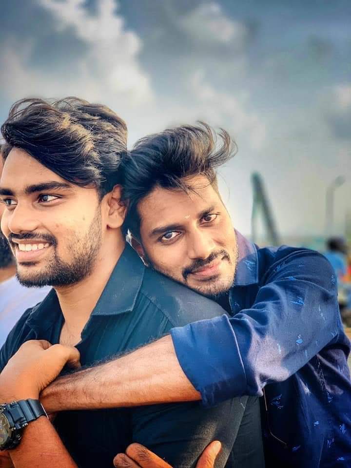 itzzkarthikv's tweet image. எதிர்ப்பட்ட இருவரும்

பார்த்துக்கொண்டோம்..!

எங்கோ பார்த்ததாய் நினைவு...

அவனாய் இருக்கும் என நானும்....

இவனாய் இருக்கும் என அவனும்....

நினைத்தே நகர்ந்தோம்,

பெருநகரத்தின் அவசரத்தில்...!

#நண்பன்