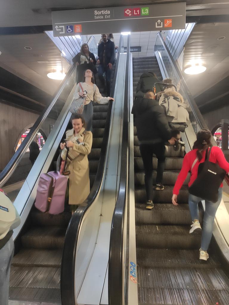 bubute's tweet photo. Ninguna escalera eléctrica y ningún ascensor funcionan en la estación de P. Catalunya de @rodalies.
Hace una semana lo publiqué y no pasó nada.
Van fotos a ver si hay más suerte... https://t.co/wBpdFBNnik