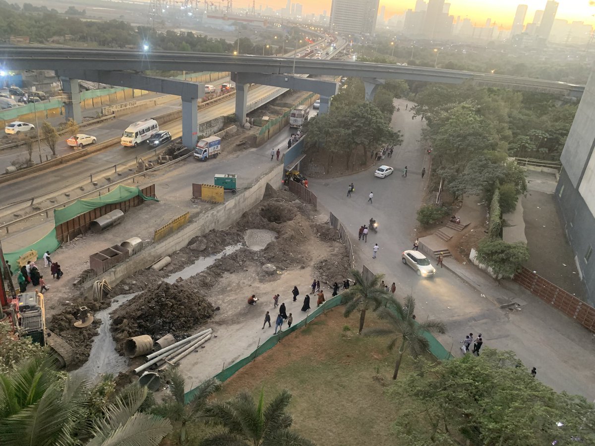 Chemburbjp's tweet image. Bhaktipark Ajmera claims it’s a private property, Then how outside crowd allowed on the private road? This so-called private road has no streetlights, no Conyeyance , and no proper STP cleaning. @AjmeraGroup #InfrastructureIssues #Wadala @Dev_Fadnavis @TukaramKate @mybmcWardMW